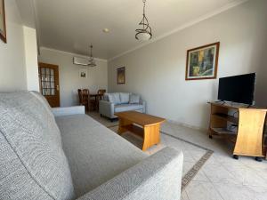 Μια τηλεόραση ή/και κέντρο ψυχαγωγίας στο Sunset Bliss in Albufeira - Short walk to Oldtown