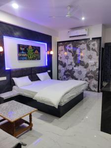 RāipurHotel Anand shree的一间有两张床的卧室和一面种满鲜花的墙