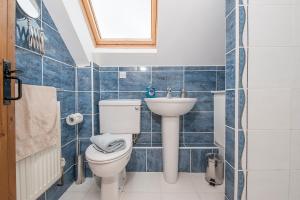 ein Badezimmer mit Toilette und Waschbecken in der Unterkunft Ty Llwyd in Haverfordwest + 24 Fotos