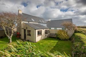 ein großes Haus mit einem Hof mit einem Haus in der Unterkunft Ty Llwyd in Haverfordwest