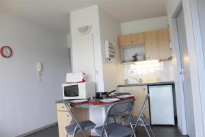 Η κουζίνα ή μικρή κουζίνα στο Appt Studio cabine LA ROCHELLE - LR030-A212