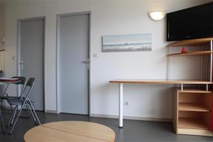 Μια τηλεόραση ή/και κέντρο ψυχαγωγίας στο Appt Studio cabine LA ROCHELLE - LR030-A212 +2 φωτογραφίες