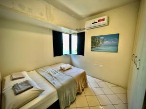 een ziekenhuiskamer met 2 bedden en een raam bij BEIRA MAR 2 Quartos com Ar e Cozinha Completa in Maceió