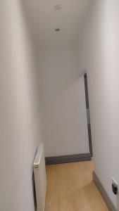 Cette chambre vide est dotée d'un mur blanc et de parquet. dans l'établissement Double-Bedroom in the Heart of Eccles Manchester BH1 Perfect for Short Stays, à Manchester