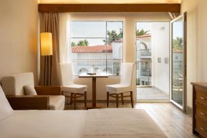 Posteľ alebo postele v izbe v ubytovaní Mitsis Alexander the Great Hotel