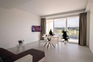 TV a/nebo společenská místnost v ubytování Calammare Apartments - Luxury Apartments with Beach and Gym - Molfetta
