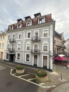 Un gran edificio blanco en la esquina de una calle. en Hotel Bischoff, en Baden-Baden