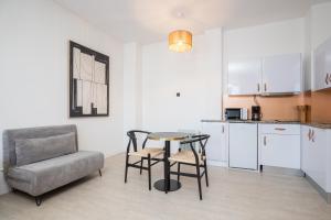 a living room with a table and a chair at Studio Oporto (Gaia) in Vila Nova de Gaia