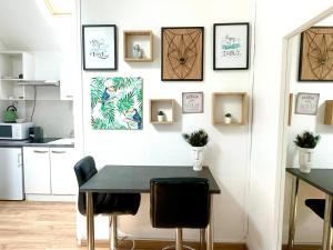 Una cocina con una mesa y sillas en una habitación. en BnGo I Le Douillet I Parc Tete d'Or, 2 personnes, Hypercentre Lyon, en Lyon