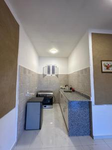 una cocina con fregadero y encimera en Tuya House Luxor, en Luxor 37 fotos más