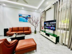 a living room with a couch and a flat screen tv at Emoi Oceanpark1's Villa in Gia Lâm Pho