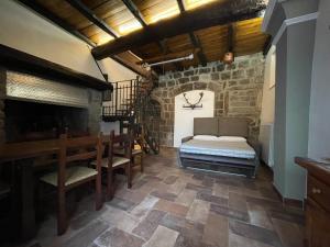 ヴィテルボにあるThe capital suiteのベッドとテーブルと椅子のある部屋