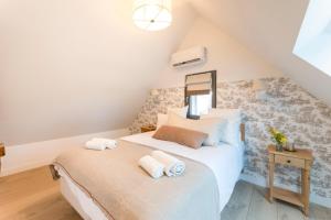 クリックブフにあるMaison Longere Beautiful House near Deauvilleのタオルが敷かれたベッドのある寝室 +20枚の写真
