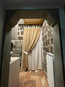 ヴィテルボにあるThe capital suiteの石壁のキッチン +64枚の写真