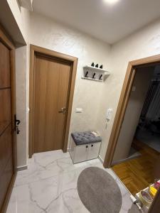 a room with a door and a carpet and a hallway at Urban Apartman-privatan parking- in Kraljevo