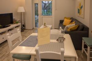 A television and/or entertainment centre at The Prickly Pear Apartment