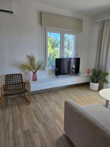 Televisyen dan/atau pusat hiburan di Cozy Home 1