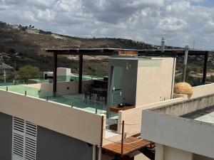 a balcony of a house with a view of a hill at Casa de Campo Espetacular com Jacuzzi bem quentinha em Gravatá in Gravatá