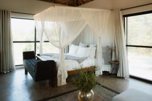 Postel nebo postele na pokoji v ubytování Maroelani Lodge- Greater Kruger Private Reserve + 37 fotografií