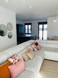 Los GallardosにあるHorizon Sierra&Mar Los Gallardosのリビングルーム(白いソファ、枕付)