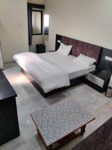 Hotel Anand shree客房内的一张或多张床位