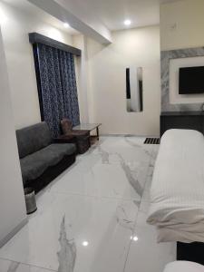Hotel Anand shree客房内的一张或多张床位