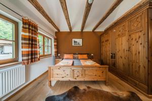 Posteľ alebo postele v izbe v ubytovaní Dachstein Chalet Goisern