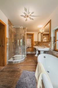 Kúpeľňa v ubytovaní Dachstein Chalet Goisern + 37 fotografií