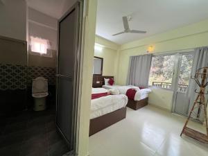 Rúm í herbergi á Hotel Karma Inn