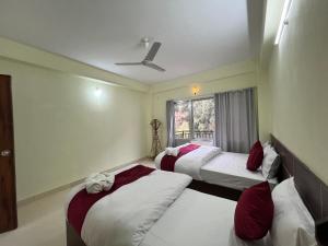 Rúm í herbergi á Hotel Karma Inn
