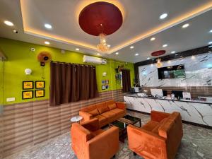 a waiting room with two chairs and a counter at Dee Dash Inn in Bhubaneshwar