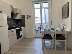 Η κουζίνα ή μικρή κουζίνα στο Sunny Sands Apartments