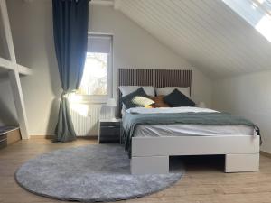 a bedroom with a bed and a window at Gemütliches Mansarden-Apartment mit 2 Schlafzimmern & separater Küche in Herne