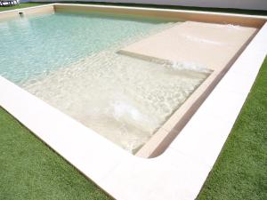 a swimming pool in a backyard with green grass at AT El rincón de Bohonal in Bohonal de Ibor