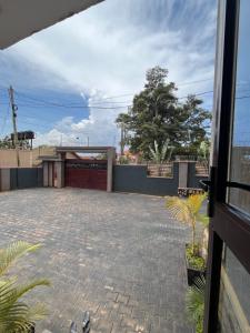 vistas desde la puerta de una casa con entrada en Munyonyo apartments, en Kampala
