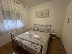 Posteľ alebo postele v izbe v ubytovaní Apartman Petra