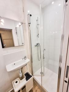 a bathroom with a shower and a sink at EXIGEHOME-Versailles à 2 pas du château in Versailles