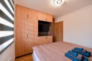 a bedroom with a bed with blue towels on it at Gorski Elegance 1 in Zlatibor