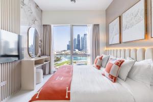 Postel nebo postele na pokoji v ubytování Hermes-Style 2BR, Full Burj Khalifa View - Infinity Pool - Full Fountain View + 92 fotografií