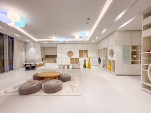 Kuchyň nebo kuchyňský kout v ubytování Hermes-Style 2BR, Full Burj Khalifa View - Infinity Pool - Full Fountain View