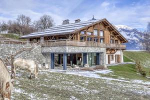 koń pasący się przed domem w obiekcie Chalet Ascension w mieście Combloux
