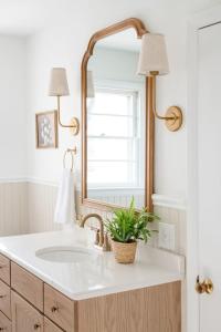 ein Badezimmer mit Waschbecken und Spiegel in der Unterkunft Wooded Cottage in Elizabethtown with hot tub and sauna in Elizabethtown