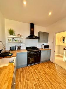 ハロゲートにあるCharming Newly Refurbished Harrogate Apartmentのキッチン(黒いコンロ付)