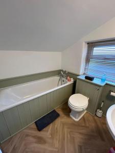 ハロゲートにあるCharming Newly Refurbished Harrogate Apartmentの浴槽、トイレ、洗面台を備えたバスルーム