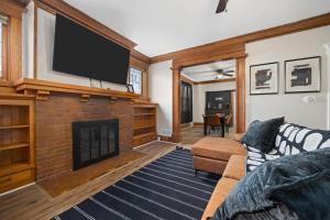 een woonkamer met een open haard en een flatscreen-tv bij Peaceful 2BD - Perfect for Long-term stays in Peoria