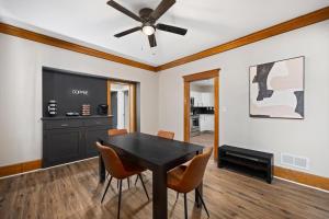 een eetkamer met een zwarte tafel en stoelen bij Peaceful 2BD - Perfect for Long-term stays in Peoria +17 foto's