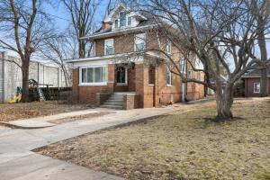 een oud stenen huis met een boom ervoor bij Peaceful 2BD - Perfect for Long-term stays in Peoria