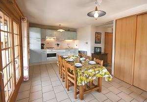 Kuchyň nebo kuchyňský kout v ubytování Appartement moderne à Châtel 60 m² avec terrasse privée + 17 fotografií