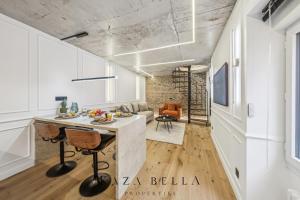 Una cocina con una mesa y una sala de estar. en KAZA BELLA - Malakoff, en Malakoff