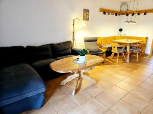 Χώρος καθιστικού στο Lechbruck am See Feriendorf Hochbergle Haus 26 +22 φωτογραφίες